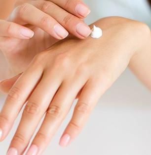 Summer Skin Care Tips : उन्हात गाडी चालवल्याने हात काळे पडलेत? टॅनिंग घालवण्याचे ३ स्वस्त आणि नॅचरल उपाय