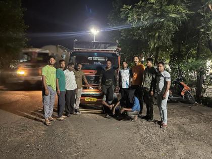 Rescue of animals for slaughter in vehicle, two arrested by padoli police | वाहनात कोंबून कत्तलीसाठी नेणाऱ्या जनावरांची सुटका, दोघांना अटक