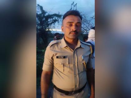 police constable saves the life of a girl who tried committing suicide on a river bridge | नदी पुलावर आत्महत्येसाठी निघालेल्या मुलीचा जीव वाचविण्यासाठी धावला 'भगवान'