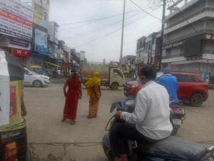 Washim market closed; The hustle and bustle continues | वाशिमची बाजारपेठ बंद; वर्दळ कायम