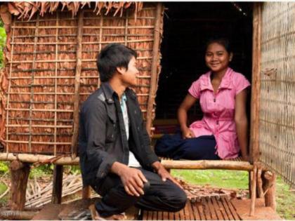 Parents in Kreung tribe of Combodia build love huts for daughters to select life partners | इथे लग्नाआधीच तरूणी करतात मधुचंद्र, वडिलच मुलीसाठी बनवतो झोपडी; कारण...