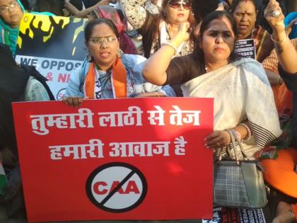 Panel against CAA; The mob went to the women's house | सीएएविरोधात फलक; महिलांच्या घरावर जमाव गेला चालून