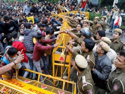 Citizen amendment act Protesters Use Bridgefy Fire Chat Offline Chat Apps after internet ban | CAA Protest: 'हाँगकाँग पॅटर्न' जोरात; इंटरनेट बंदीवर आंदोलकांनी शोधला पर्याय