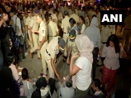 CAA: Delhi violence erupts in Mumbai; Police stop candle march pda | CAA : दिल्ली हिंसाचाराचे मुंबईत उमटले पडसाद; पोलिसांनी रोखला कँडल मार्च 