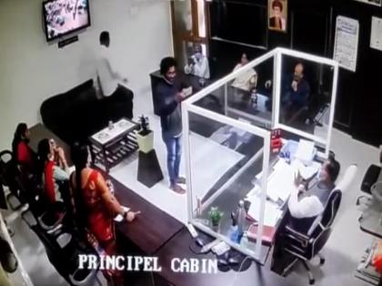 The student smashed his head and smashed the glass of the principal's room | विद्यार्थ्यानं 'फी माफीसाठी' डोकं आपटून फोडली प्राचार्य कक्षाच्या दरवाजाची काच