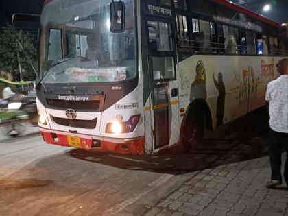 A crime has been registered for stone pelting on a bus, the clock in the office was also broken | बसवर दगडफेक केल्याप्रकरणी गुुन्हा दाखल; ऑफिसमधील घड्याळही फोडले