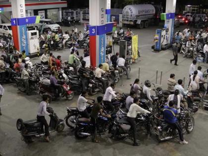 Rumors of petrol price hike caused a rush, a crowd of motorists at the pump in the middle of the night in UP hardoi | पेट्रोल दरवाढीच्या अफेवेनं उडाली धांदल, पंपावर वाहनचालकांची मध्यरात्रीच गर्दी