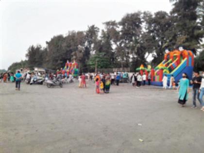 A growing crowd of tourists on the beach of Chinchani | चिंचणीच्या समुद्रकिनाऱ्यावर वाढतेय पर्यटकांची गर्दी