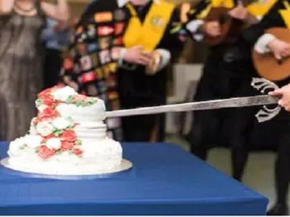 The fashion of cutting cakes with the sword increased; Those who like the police action will also be in trouble | तलवारीने केक कापण्याची फॅशन वाढली; पोलीस कारवाईत लाईक करणारेही येणार अडचणीत The fashion of cutting cakes with the sword increased; Those who like the police action will also be in trouble | तलवारीने केक कापण्याची फॅशन वाढली; पोलीस कारवाईत लाईक करणारेही येणार अडचणीत