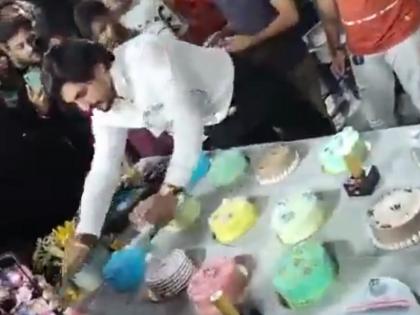 birthday news, mumbai news, Strange way to celebrate birthday, Birthday Boy cut 550 cakes | वाढदिवस साजरा करण्याची विचित्र पद्धत, बर्थडे बॉयने कापले चक्क 550 केक