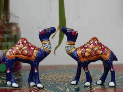 Vastu Tips it is very auspicious to keep camel pair at home know the benefits | Vastu Tips: वास्तूशास्त्रानुसार उंटाची जोडी घरात ठेवल्यामुळे होतात 'हे' फायदे, घराची भरभराट नक्की