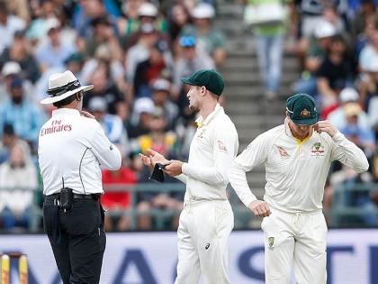 Australia's Bencroft strained the ball tampering | तिसऱ्या कसोटीत ऑस्ट्रेलियाच्या बेनक्राफ्टने केली चेंडूसोबत छेडछाड