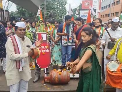 Video: NCP's agitation against inflation, the confusion of Murali's dance came to the fore pune | Video : महागाईविरुद्ध राष्ट्रवादीचं आंदोलन, चर्चेत आला मुरळीच्या डान्सचा 'गोंधळ'