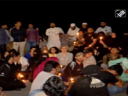 People protest at Marine Drive against CAA violence in Northeast Delhi kkg | कॅण्डल मार्च रोखल्याने मरिन लाइन्स चौपाटीवर रात्रभर निदर्शने