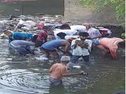 Flood of money! Bundles of notes drifted in the canal; Crowds to collect, police say... | पैशांचा पूर! कालव्यात वाहून आले नोटांचे बंडल; गोळा करायला लोकांची झुंबड, पोलीस म्हणतात...