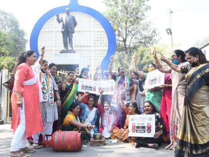 Protest against gas price hike: NCP women cook khichdi on stove in thane | गॅस दरवाढीचा निषेध, राष्ट्रवादी काँग्रेसच्या महिलांनी चुलीवर शिजवली खिचडी