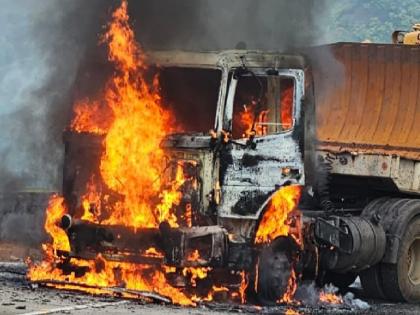 Container catches fire at Karul Ghat on Kolhapur Vaibhavwadi road, driver saved by jumping in time | Kolhapur: करूळ घाटात कंटेनर पेटला, वेळीच उडी मारल्याने चालक बचावला; वाहतूक काही काळ ठप्प Container catches fire at Karul Ghat on Kolhapur Vaibhavwadi road, driver saved by jumping in time | Kolhapur: करूळ घाटात कंटेनर पेटला, वेळीच उडी मारल्याने चालक बचावला; वाहतूक काही काळ ठप्प