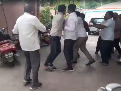 Praniti Shinde came out of the Congress Bhavan, there was a scuffle among the party workers solapur news Rajiv gandhi jayanti | प्रणिती शिंदे काँग्रेस भवनातून बाहेर पडताच कार्यकर्त्यांमध्ये हाणामारी; किरकाेळ वादाचा मुद्दा पाेहाेचला गुद्यांवर