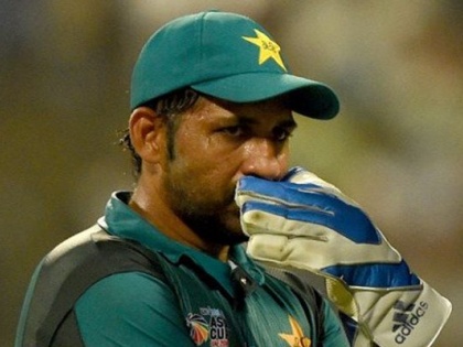 India vs Pakistan: Captain Sarfraz Ahmed is afraid to go to Pakistan after the defeat against India | India vs Pakistan : भारताविरुद्धच्या पराभवानंतर पाकिस्तामध्ये जायला घाबरतोय कर्णधार सर्फराझ