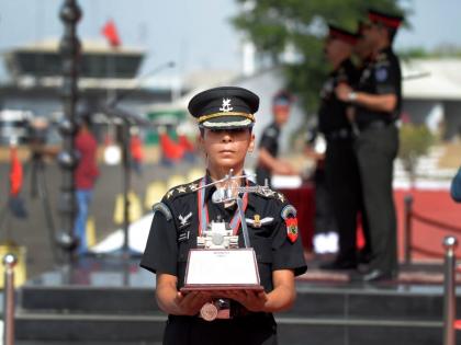 Capt. Abhilasha Became the first female combat pilot in the army! | कॅप्टन अभिलाषा यांनी घेतली ‘चित्ता’मधून ‘गगनभरारी’; बनल्या सेनेच्या पहिल्या महिला कॉम्बॅट पायलट!