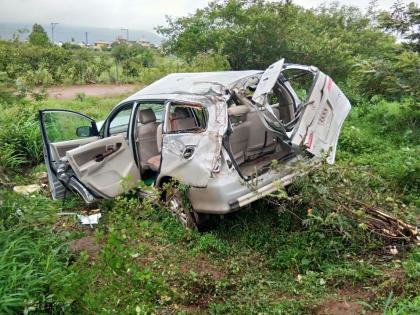 One killed, three were injured in a road accident in the Mumbai-Pune Expressway | मुंबई-पुणे एक्स्प्रेस वेवर कार नाल्यात पडून 1 ठार, 3 जखमी