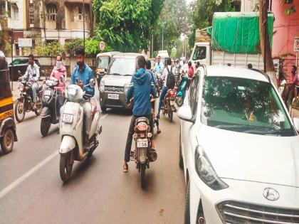 pune news Illegal parking, encroachments by businessmen and police negligence lead to traffic congestion | अवैध पार्किंग, व्यावसायिकांची अतिक्रमणे अन् पोलिसांच्या दुर्लक्षामुळे कोंडीचे ग्रहण