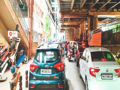 pune news congestion on the riverbed road due to parking on both sides Vehicles of residents as well as those coming from outside are on the road | दुतर्फा पार्किंगमुळे नदीपात्रातील रस्त्यावर कोंडी; बाहेरून येणाऱ्यांसह रहिवाशांचीही वाहने रस्त्यावरच pune news congestion on the riverbed road due to parking on both sides Vehicles of residents as well as those coming from outside are on the road | दुतर्फा पार्किंगमुळे नदीपात्रातील रस्त्यावर कोंडी; बाहेरून येणाऱ्यांसह रहिवाशांचीही वाहने रस्त्यावरच