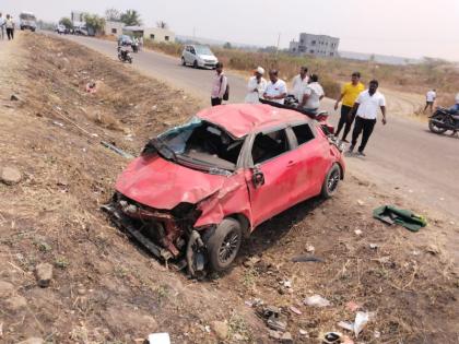 Fatal accident on Pune Solapur Highway Two youths died on the spot, three were injured | Accident: पुणे सोलापूर महामार्गावर भीषण अपघात; दोन तरुणांचा जागीच मृत्यू, तिघे जखमी