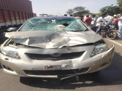 Car-two-wheeler accident on Pune-Bangalore highway, Death of a soldier | भरधाव कारची दुचाकीला पाठिमागून धडक, सुट्टीसाठी गावी आलेल्या सैन्यदलातील जवानाचा अपघातात मृत्यू