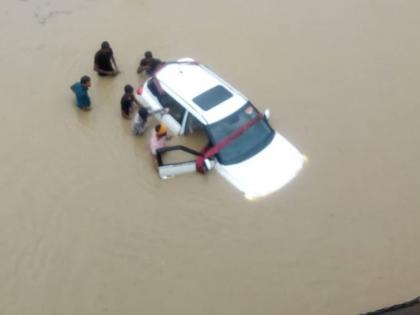 They saved in flood in Nagpur district | म्हणतात ना देव तारी त्याला कोण मारी...