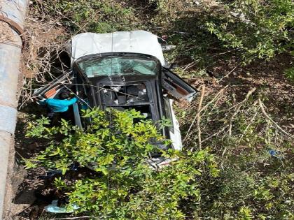 A car crashed off a bridge near Vaibhavwadi, injuring four people | वैभववाडीनजिक कार पुलावरुन कोसळली, चौघे जखमी; एअरबॅग्जमुळे जिवितहानी टळली