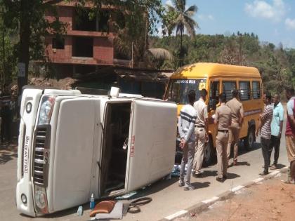 A terrible accident involving a car-school bus in front of Kapsal Digewadi bus station on the Mumbai Goa highway | Ratnagiri news: कार-स्कूल बसला भीषण अपघात, कार उलटली; बसमधील १४ विद्यार्थी बालंबाल बचावले