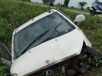 The car overturned on the Khamgaon-Chikhali road; Two killed | खामगाव-चिखली मार्गावर कार उलटली; दोन ठार; तीन जखमी