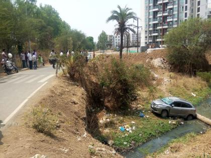 Pipeline car collapsed on the road | पाईपलाईन रस्त्यावरील नाल्यात कोसळली कार