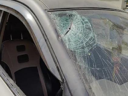 A mentally ill man in Kolhapur thrashed the police by vandalizing a car | घराजवळ दुचाकी फोडल्या, ठाण्यात पोलिसांच्या गाड्याही नाही सोडल्या; कोल्हापुरात मनोरुग्णाने पोलिसांना फोडला घाम A mentally ill man in Kolhapur thrashed the police by vandalizing a car | घराजवळ दुचाकी फोडल्या, ठाण्यात पोलिसांच्या गाड्याही नाही सोडल्या; कोल्हापुरात मनोरुग्णाने पोलिसांना फोडला घाम