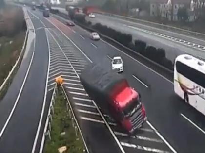 VIDEO : Car driver did such a stupid thing on the highway trucks overturned video viral | VIDEO : हायवेच्या मधोमध कारवाल्याने केला असा मूर्खपणा, बघता बघता दोन ट्रक झाले पलटी..