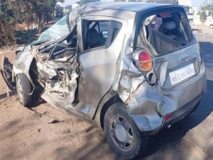 A truck hit the car of a doctor couple on the Pune-Nagar road; Wife died on the spot, husband is under treatment | पुणे-नगर रोडवर डॉक्टर दांपत्याच्या कारला ट्रकची धडक; पत्नी जागीच ठार, पतीवर उपचार सुरू