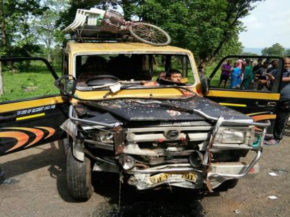 A car crash in a black and yellow vehicle, seven dead | कार व काळी पिवळी वाहनात भीषण टक्कर, सात ठार