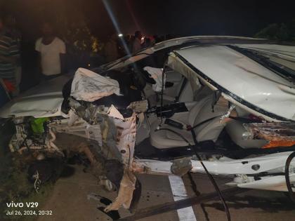 Car-tractor crash; Two died on the spot, three seriously injured | कार-ट्रॅक्टरचा भीषण अपघात; दाेघे जागीच ठार, तीन गंभीर