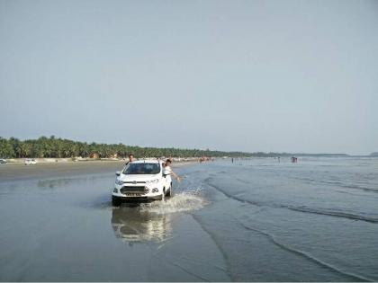 Action for driving on the beach, Raigad Police Tambi | समुद्र किनारी वाहन चालविल्यास कारवाई, रायगड पोलिसांची तंबी