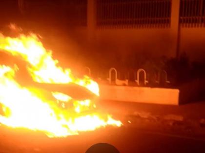 A police car caught fire on the road, the incident occurred in front of the Police Commissionerate | रस्त्यावर पोलिसांच्या भरधाव कारने घेतला पेट, पोलीस आयुक्तालयासमोरील घटना