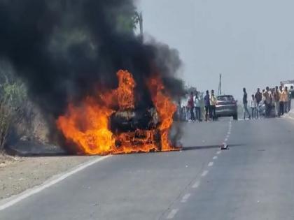 The two were rescued by a burning car on the highway | Video: हायवेवर बर्निंग कारचा थरार, प्रसंगावधान राखल्याने दोघे थोडक्यात बचावले 