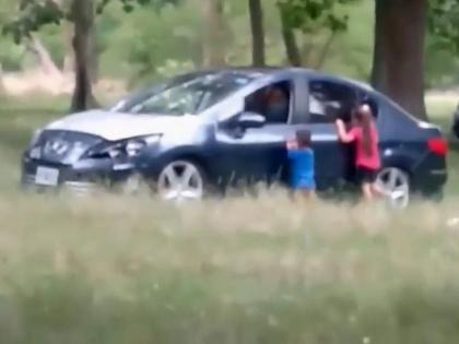 Moment kids are forced to stand outside mums car as she romps with boyfriend | लहान मुलांना बाहेर उभं ठेऊन आईनं कारमध्ये बॉयफ्रेंडसोबत ठेवले शरीर संबंध; अन् तितक्यात...