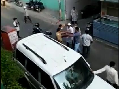 Police beat up pedestrians for no reason | विनाकारण रस्त्यावर फिरत असणाऱ्यांना हटकल्याने पोलिसाला मारहाण