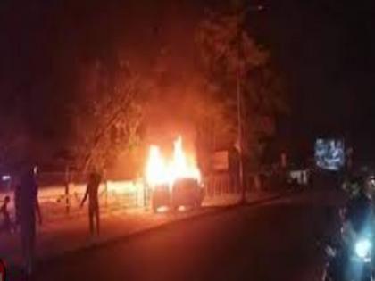 woman died after her husband sets wife on fire over suspicion in Kollam | पत्नी दुसऱ्यासोबत कारमधून जात होती, पतीने केला पाठलाग; पुढे जे घडलं ते भयंकर होतं