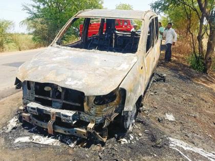  A Mahindra Canto car parked on the Mumbai Nagpur highway suddenly caught fire  | कोपरगावात उभ्या कारने घेतला पेट; लाखोंचे नुकसान 