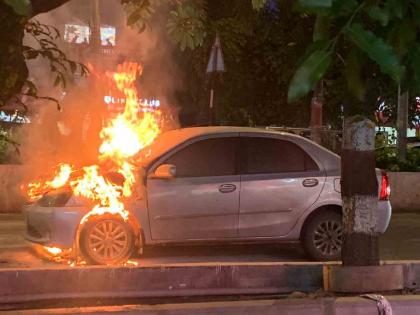 Thrill of 'Burning Car' on Bhar Road in Baramat | बारामतीत भर रस्त्यावर 'बर्निंग कार'चा थरार; वाहतुकीवर परिणाम