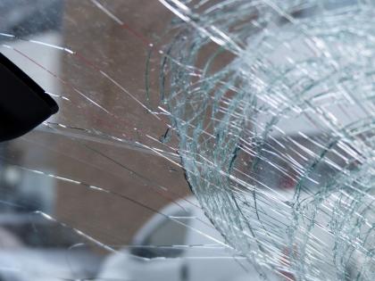 secured laminated glass of car | कारच्या पुढच्या मागच्या काचांमधील काचा - खोचा