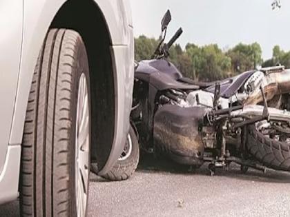 Speeding car hits 10 two wheelers in Sangli, motorist escapes | हिट अँड रन; सांगलीत भरधाव मोटारीची दहा दुचाकींना धडक, मोटारचालक पसार 