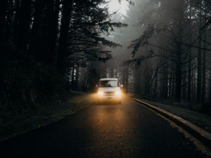 Husband forgets wife on Sumsan road at night, drives 160 km with car, then... | Husband & wife: रात्रीच्या वेळी सुनसान रस्त्यावर पती पत्नीला विसरला, कार घेऊन १६० किमी पुढे गेला, त्यानंतर...